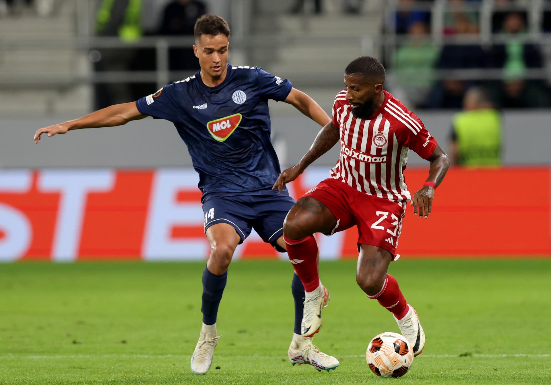 Rodinei em ação pelo Olympiacos; ex-Flamengo, lateral foi campeão europeu e é titular absoluto na Grécia - Andrej Cukic/EFE