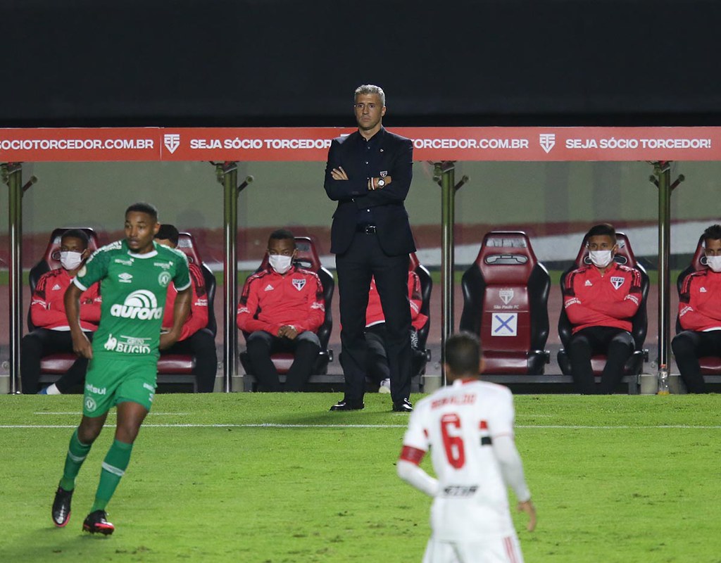 Reinaldo com Crespo ao fundo: dupla fez parceria no São Paulo em 2021 - Paulo Pinto/São Paulo FC