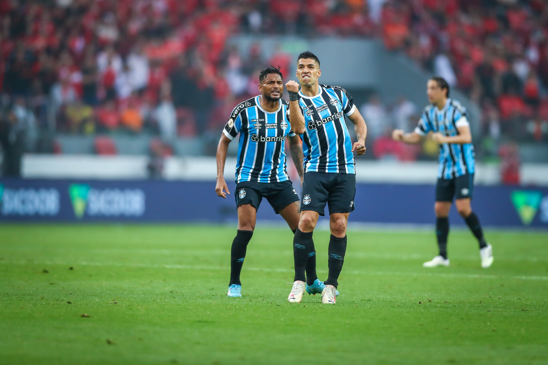 Reinaldo e Suárez juntos no Grêmio; foram 95 jogos, 9 gols e 10 assistências pelo Imortal - Lucas Uebel/Grêmio FBPA