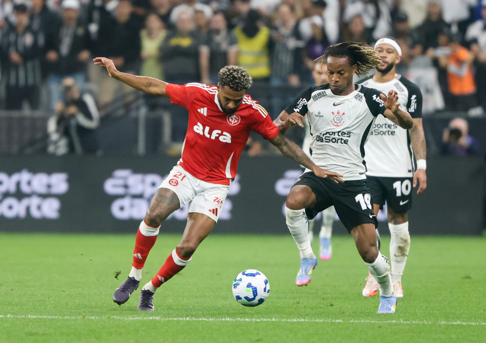 Corinthians vence o Inter em jogo eletrizante de seis gols