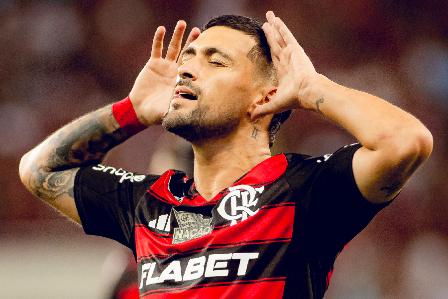 Flamengo vence o Bahia no Maracanã e dorme na liderança do Brasileirão