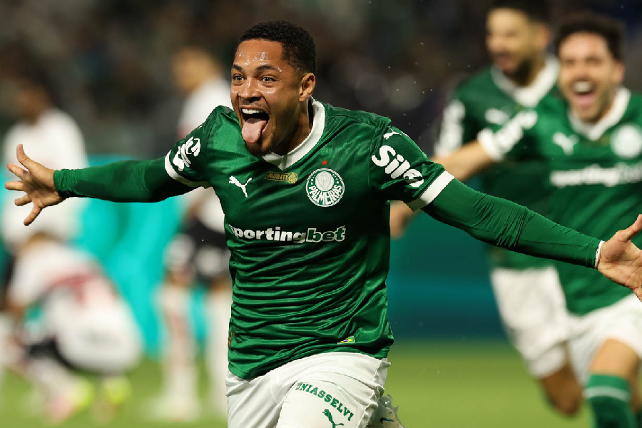Palmeiras marca no último lance, vence o São Paulo e mantém líderança isolado
