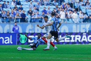 Grêmio vence Bahia com pênalti e deixa a zona de rebaixamento