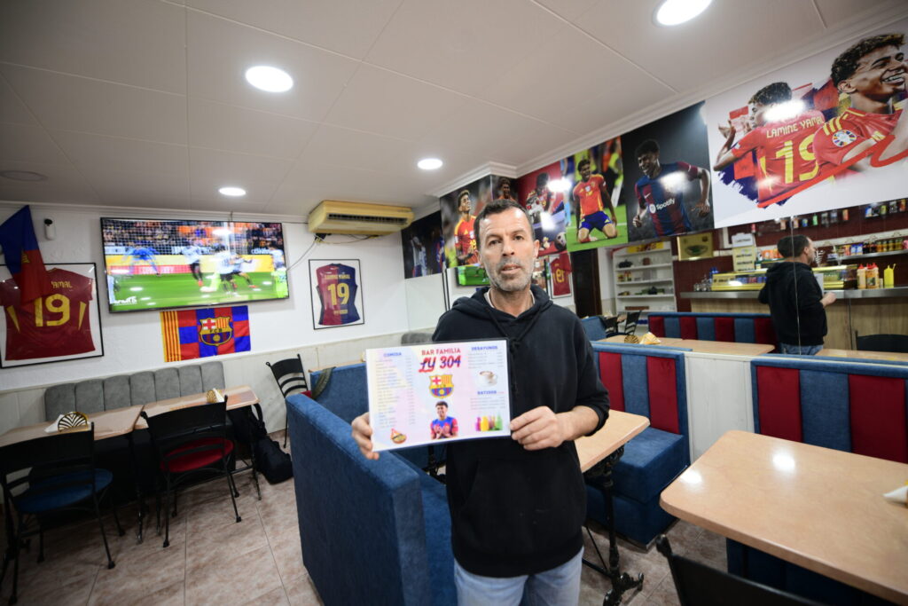 Abdul, tio de Lamine Yamal, com o cardápio do restaurante temático - Alexandte Battibugli/PLACAR