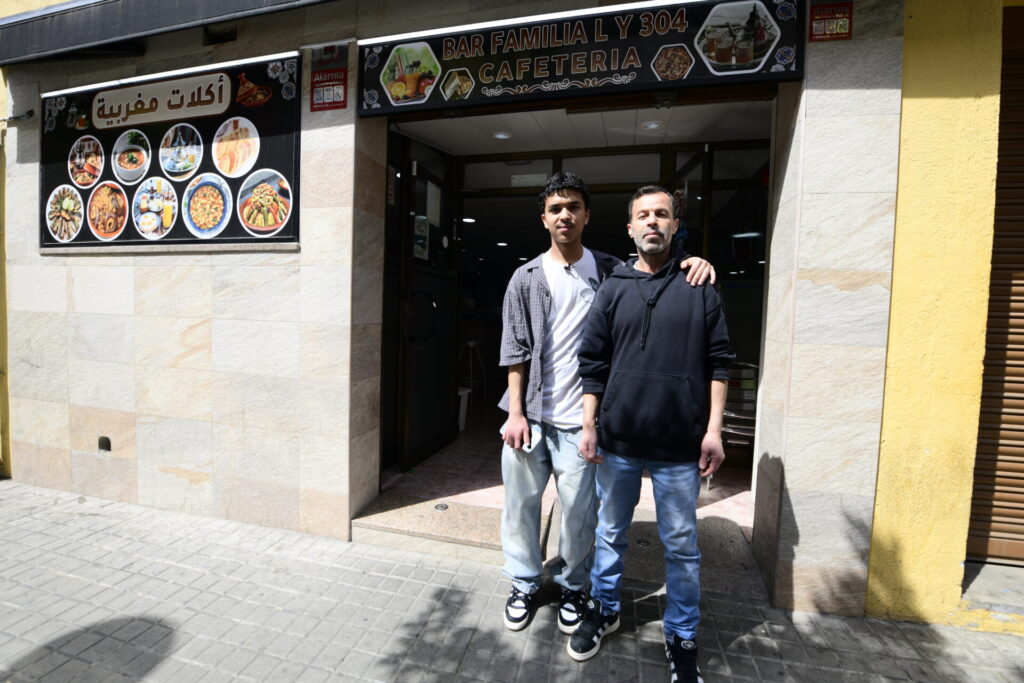 Abdul e Rayan El Abdellaoui,tio e primo de Yamal, no café LY304 - Alexandre Battibugli/PLACAR