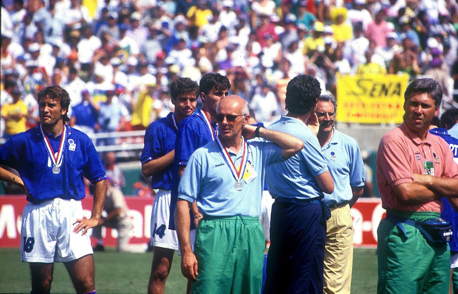 Pierluigi Casiraghi, Arrigo Sacchi e Carlo Ancelotti ao fim da decisão da Copa de 1994 no Rose Bowl - Alessandro Sabattini/Getty Images