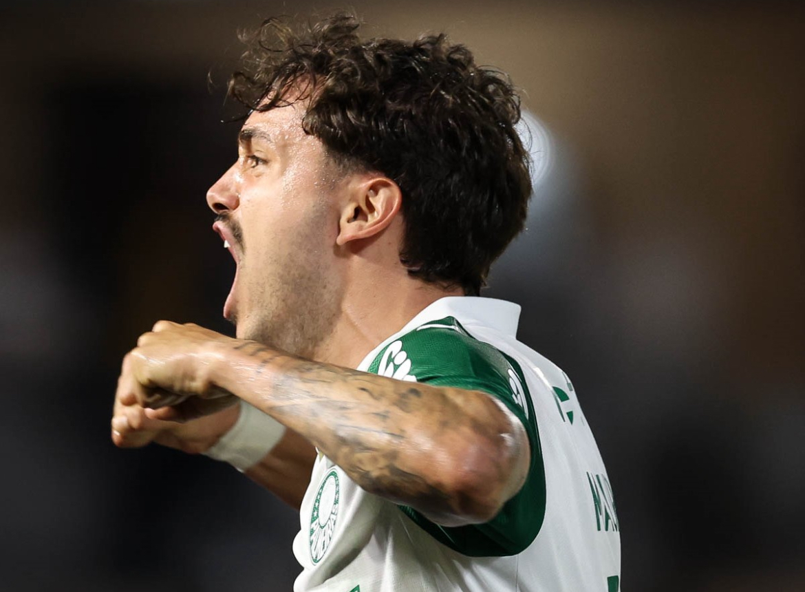 Palmeiras vira contra RB Bragantino e se isola na liderança