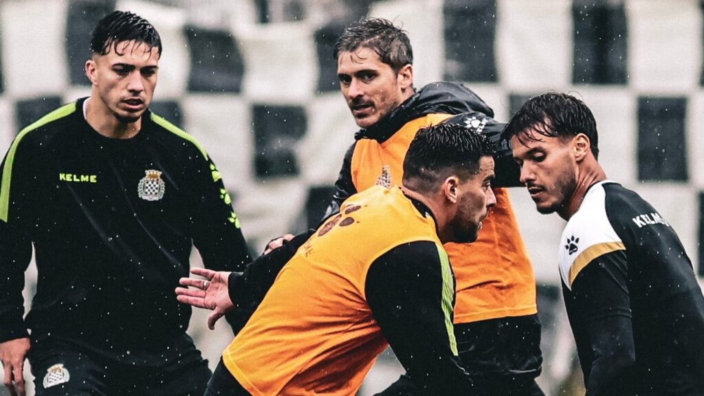Boavista tenta sair da lanterna da Primeira Liga contra o AVS; assista ao vivo