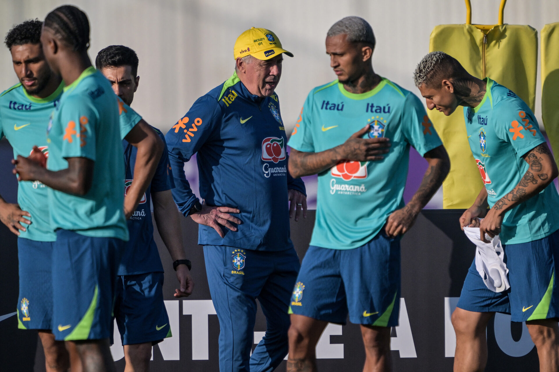 Ancelotti conversa com jogadores em treino; técnico já esboçou time ideal - Nelson Almeida/AFP