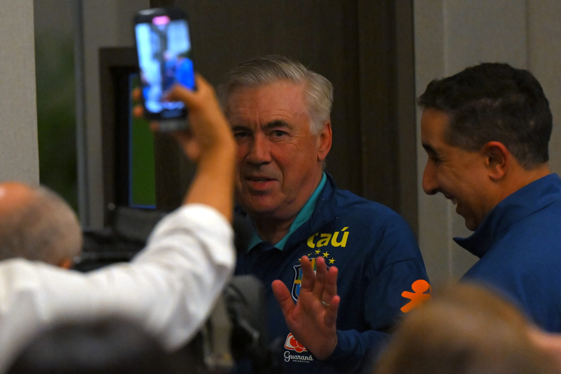 Ancelotti deixou a entrevista acompanhado do diretor de comunicação Fábio Seixas - Rodrigo Buendia/AFP