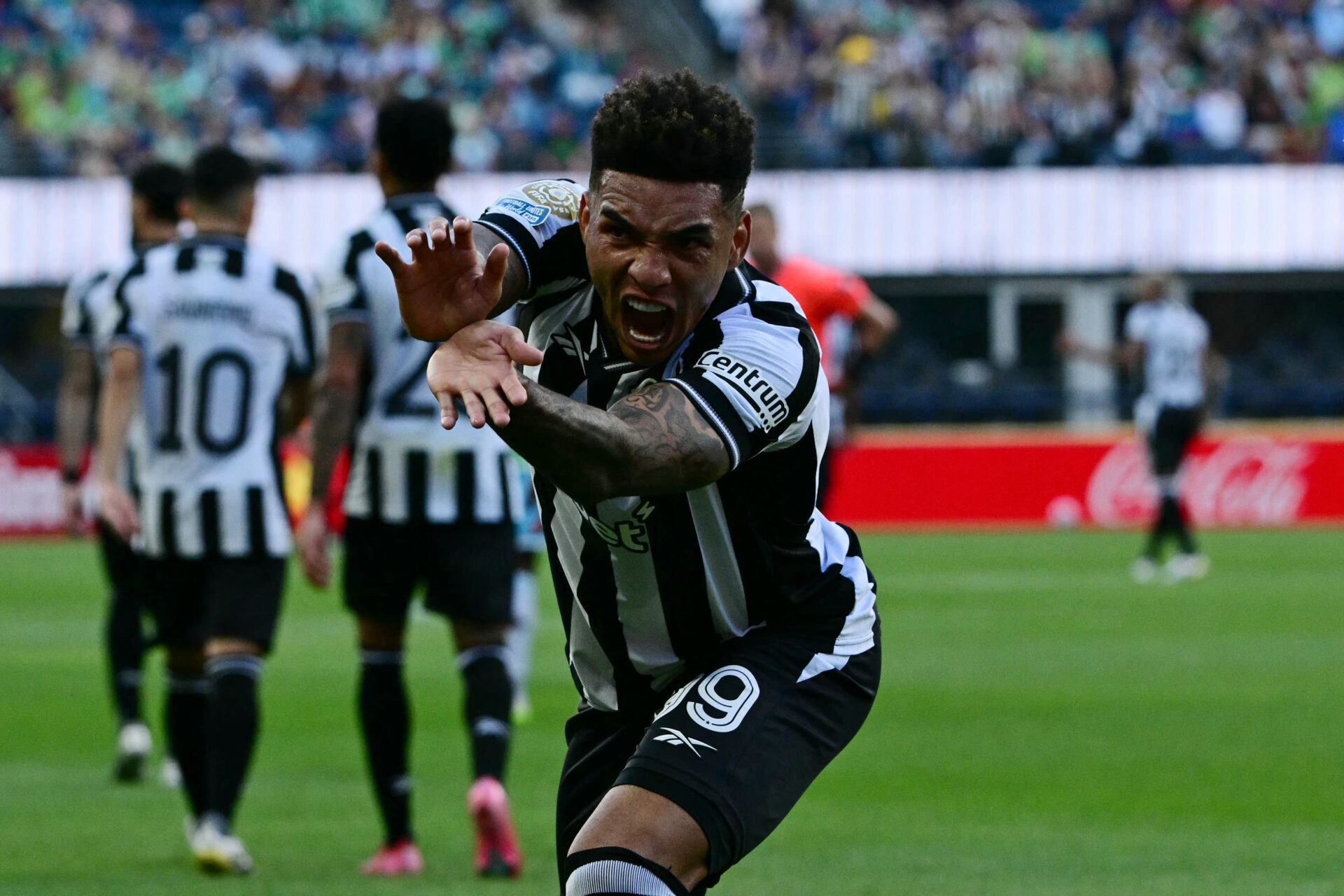 Botafogo sofre no fim, mas bate Seattle na estreia do Mundial