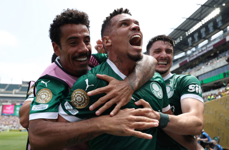 Paulinho decide, e Palmeiras passa por Botafogo no Mundial