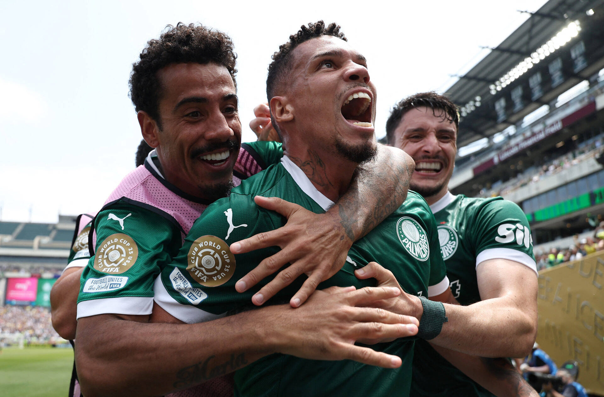 Paulinho decide, e Palmeiras passa por Botafogo no Mundial