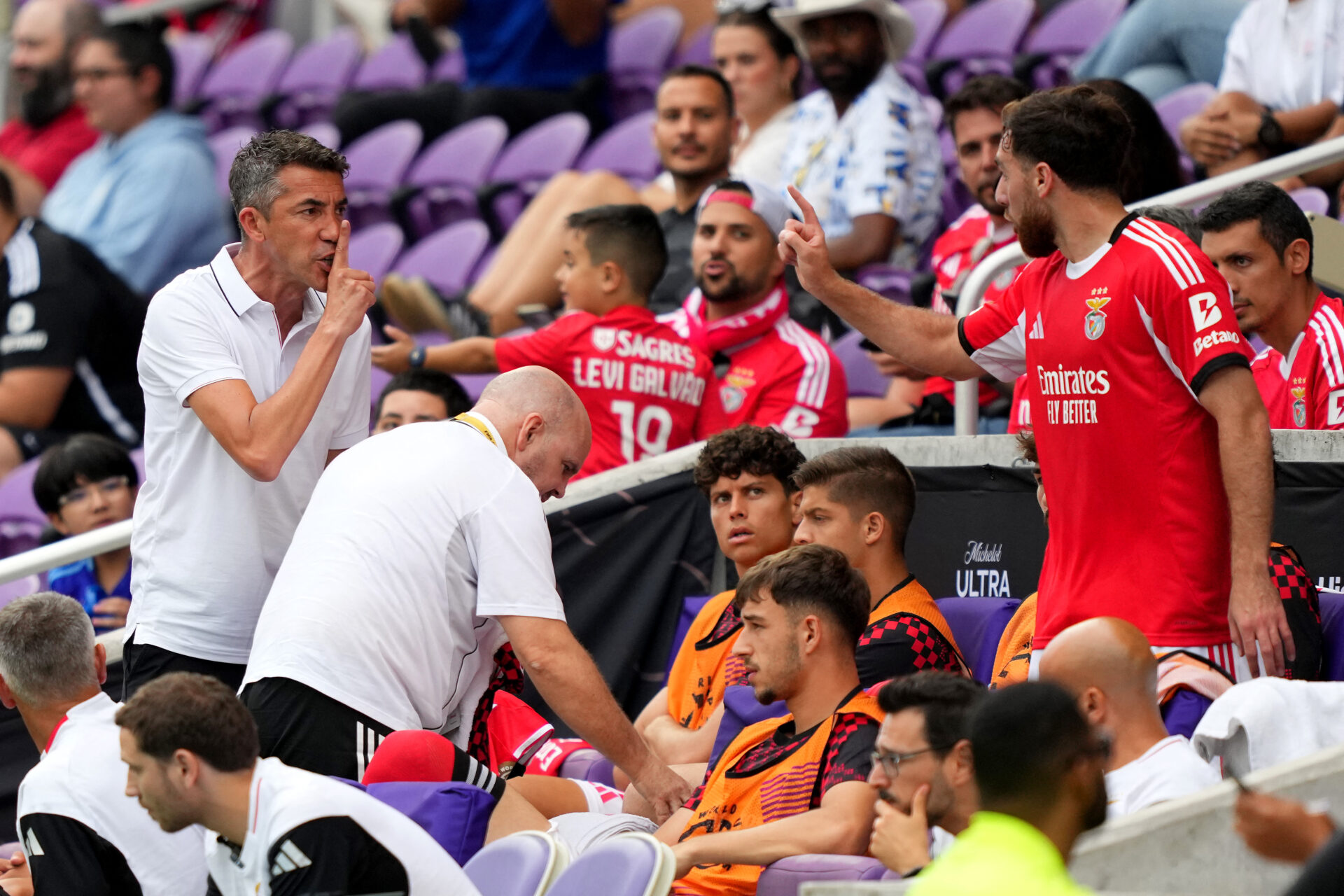 Técnico do Benfica discute com meia do próprio time em goleada no Mundial