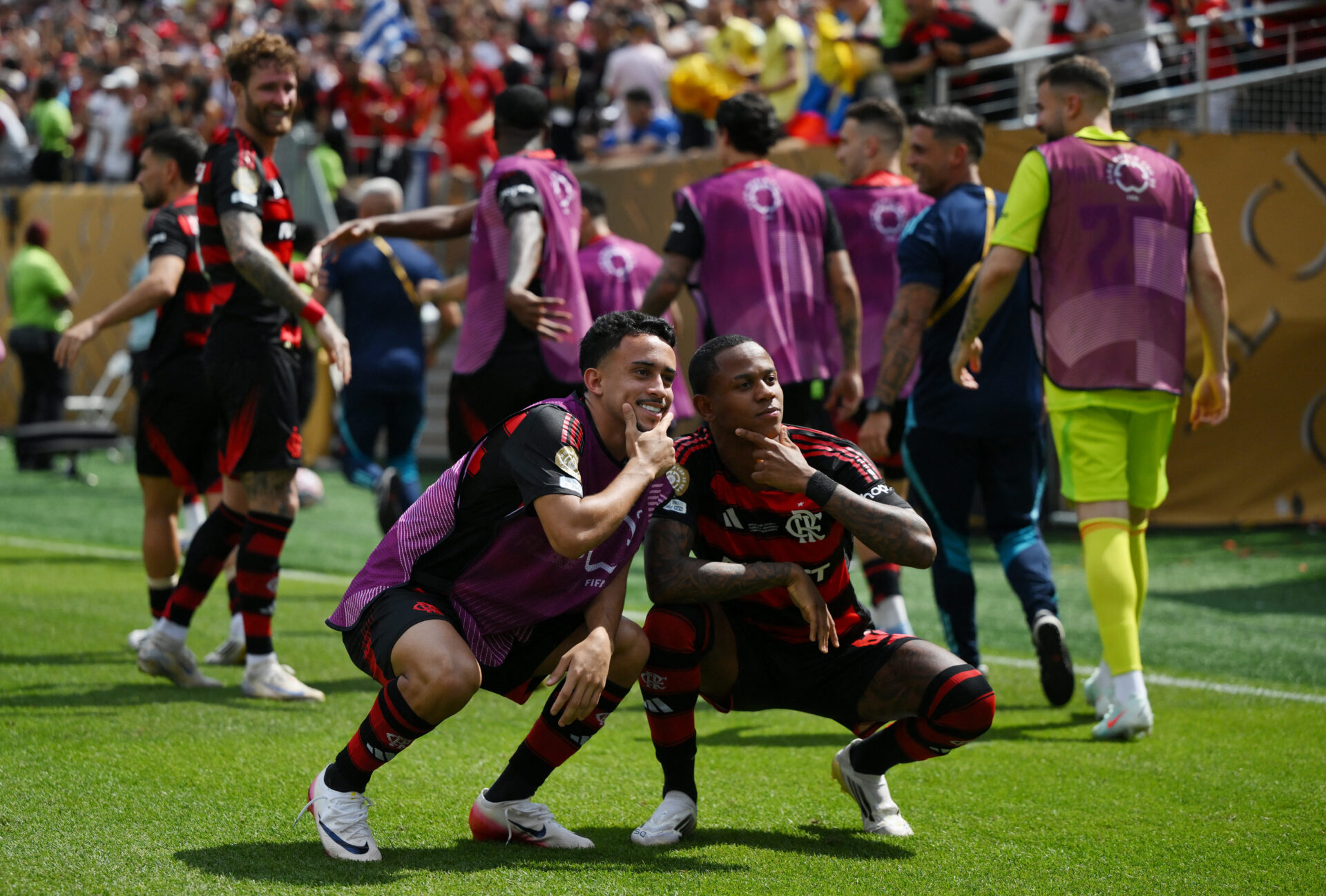 Wallace Yan (a direita) comemora o quinto gol com a camisa do Flamengo - David Ramos/Getty Images via AFP