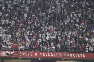 Pesquisa aponta torcida do São Paulo abrindo vantagem sobre a do Palmeiras
