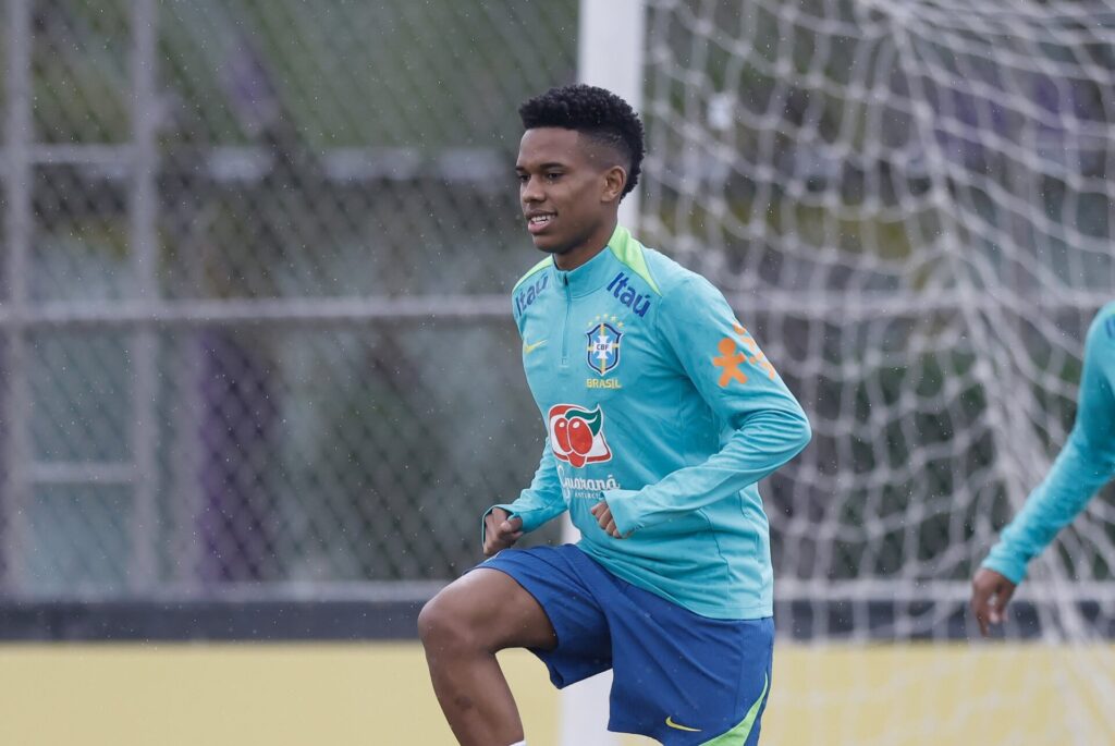 Estêvão durante treino na seleção brasileira - Rafael Ribeiro / CBF