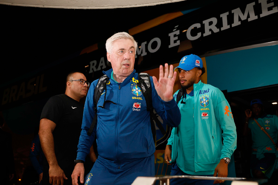Ancelotti cumprimenta os jornalistas presentes na chegada ao hotel em Guayaquil - Rafael Ribeiro/CBF