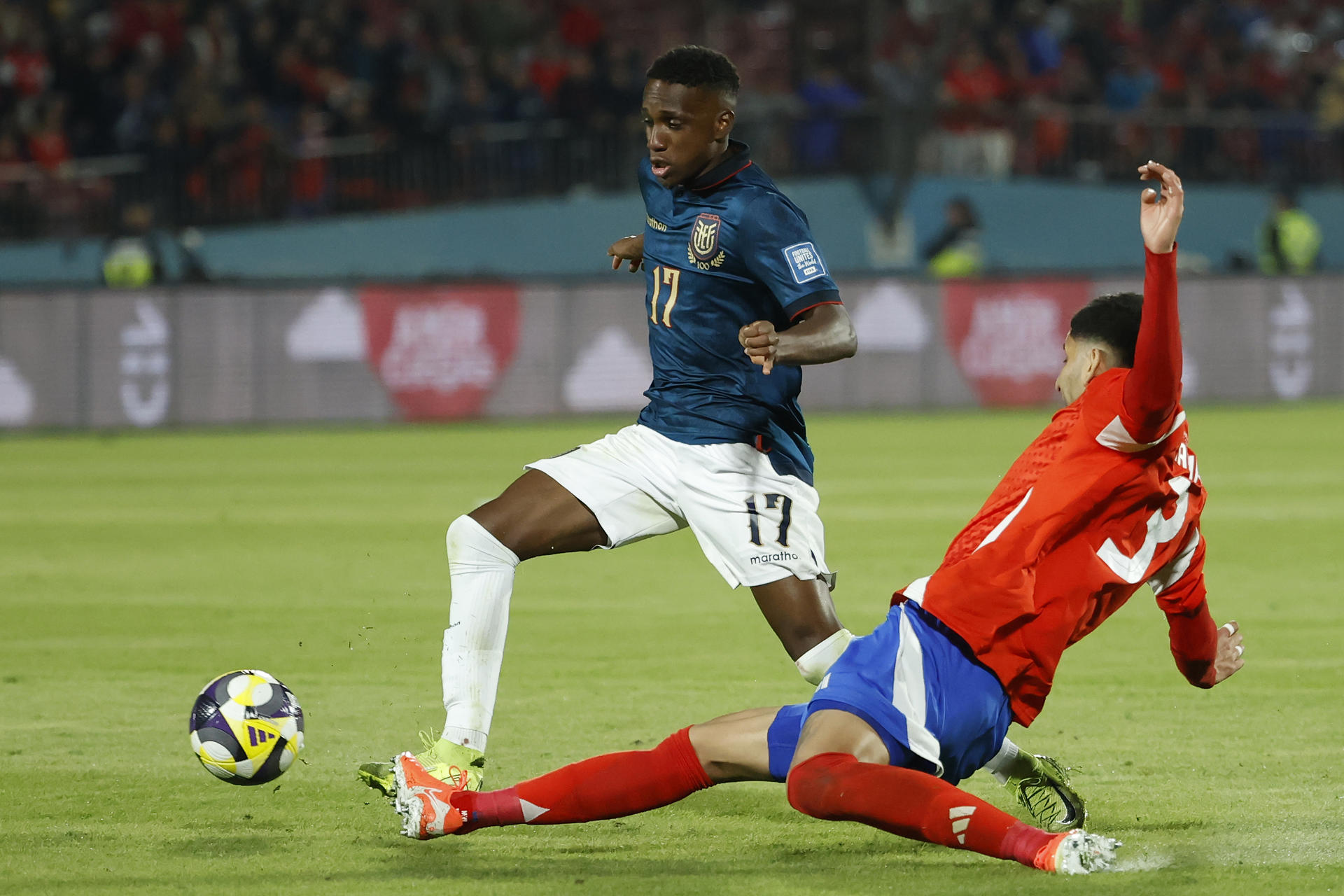 Darwin Guagua na partida em que atuou contra o Chile pelas Eliminatórias - Elvis Gonzalez/EFE