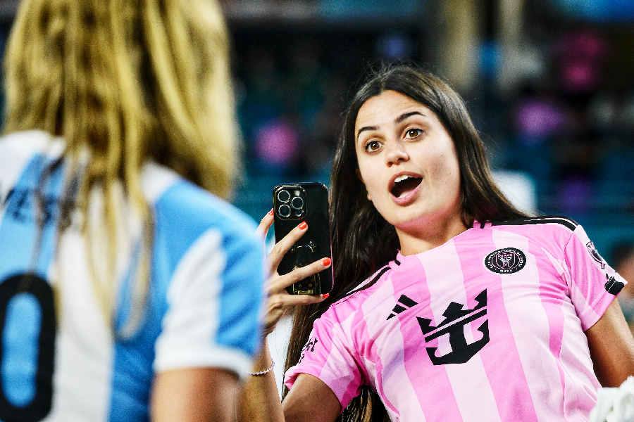 Torcedoras do Inter Miami durante partida contra Palmeiras - Alexandre Battibugli / PLACAR