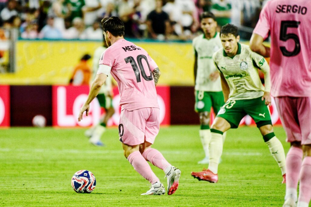 Lionel Messi, do Inter Miami, e Raphael do Veiga, do Palmeiras, no Hard Rock Stadium - Alexandre Battibugli/PLACAR