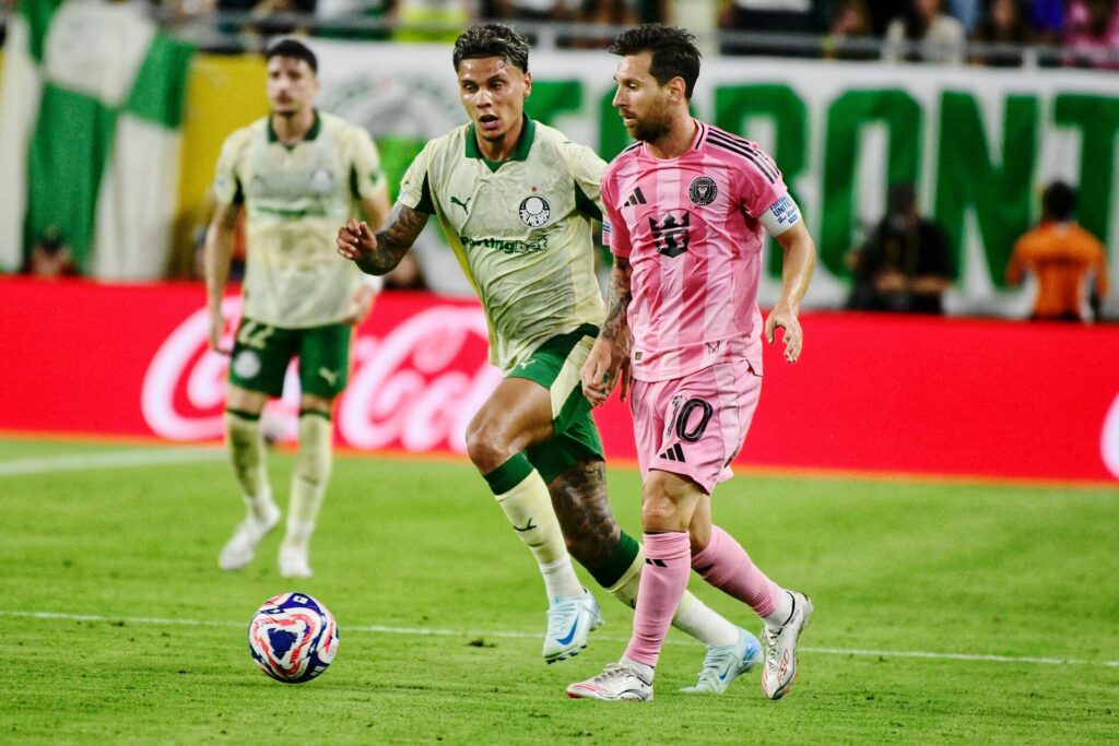 Lionel Messi, do Inter Miami, recebe a marcação de Richard Ríos, do Palmeiras - Alexandre Battibugli/PLACAR
