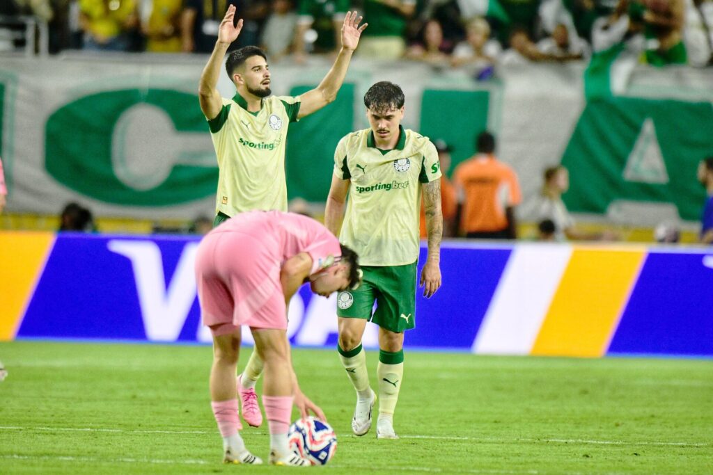 Maurício e Flaco López comemoram o gol de empate do Palmeiras - Alexandre Battibugli/PLACAR