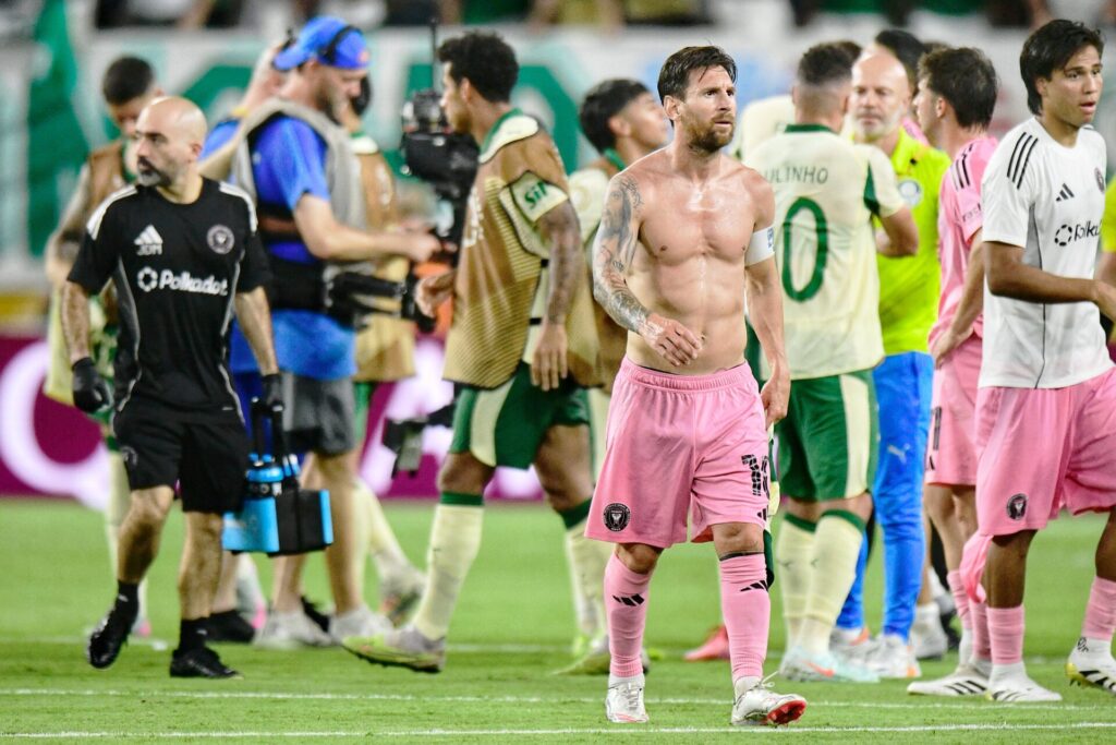 Messi deixa o campo após Palmeiras 2 x 2 Inter Miami - Alexandre Battubugli/PLACAR