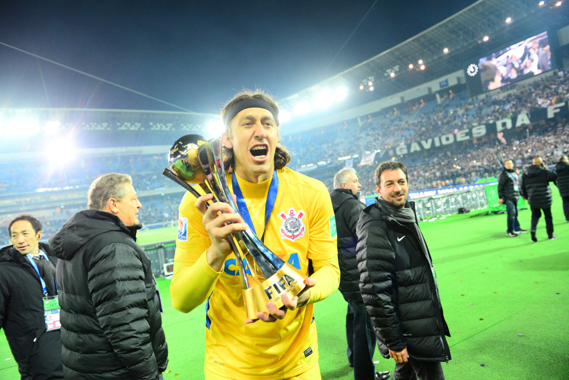 Cássio, do Corinthians levantando a taça de campeão do mundo após vencer o Chelsea - Alexandre Battibugli/Placar