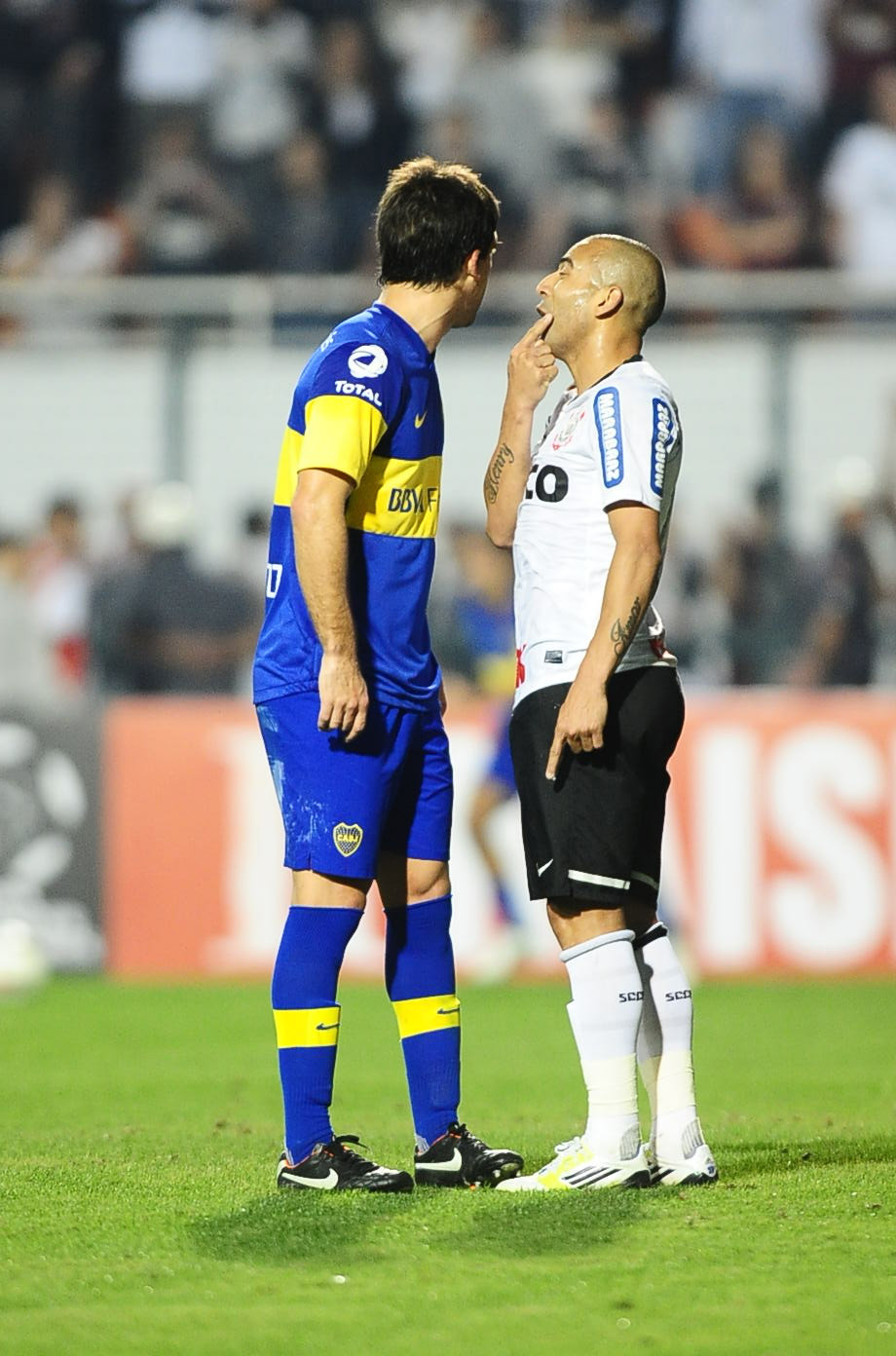 Émerson Sheik, do Corinthians, e Caruzzo do Boca em confusão histórica na final de 2012 - Renato Pizzutto/PLACARÉmerson Sheik, do Corinthians, e Caruzzo do Boca em confusão histórica na final de 2012 - Renato Pizzutto/PLACAR