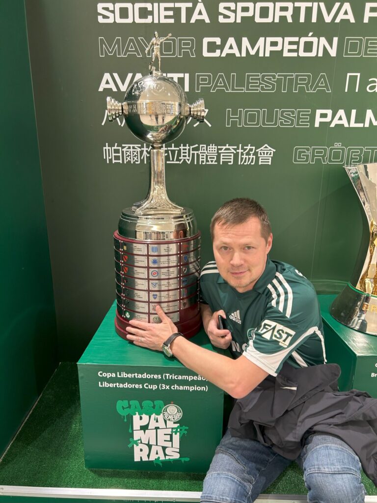 Torcedor russo do Palmeiras posa com a taça da Libertadores - Arquivo Pessoal