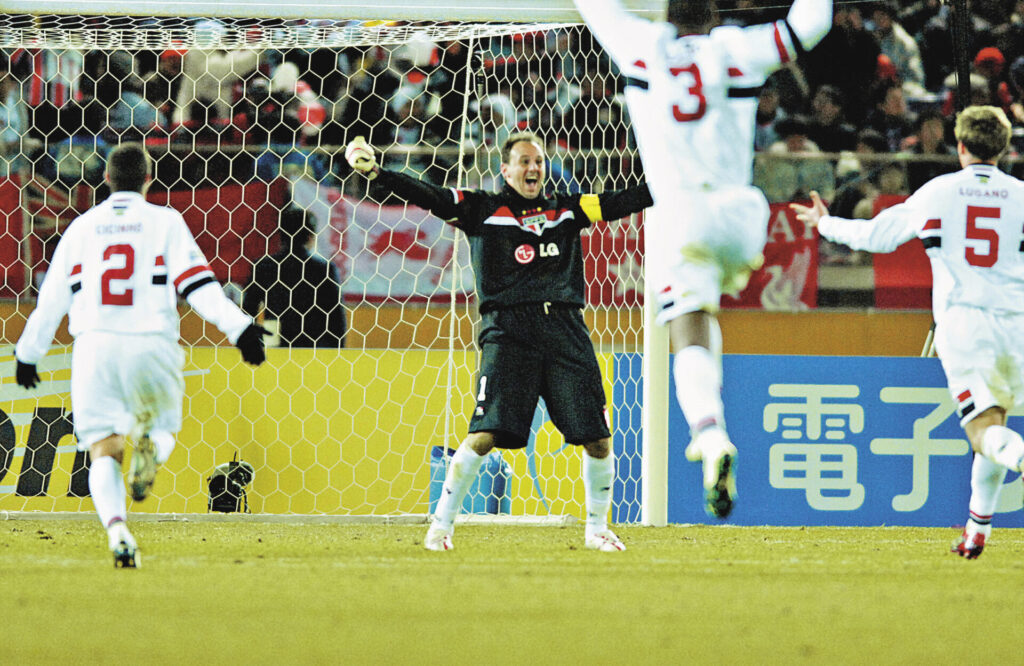 Rogério Ceni do São Paulo, comemorando o título de Campeão Mundial de Interclubes, após vencer o Liverpool por 1 x 0, em 2005 - Alexandre Battibugli/PLACAR