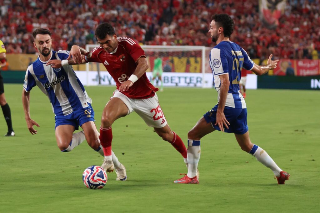 Fabio Vieira, do `Porto, em ação contra Zizo, do Al Ahly - EFE/EPA/JUSTIN LANE