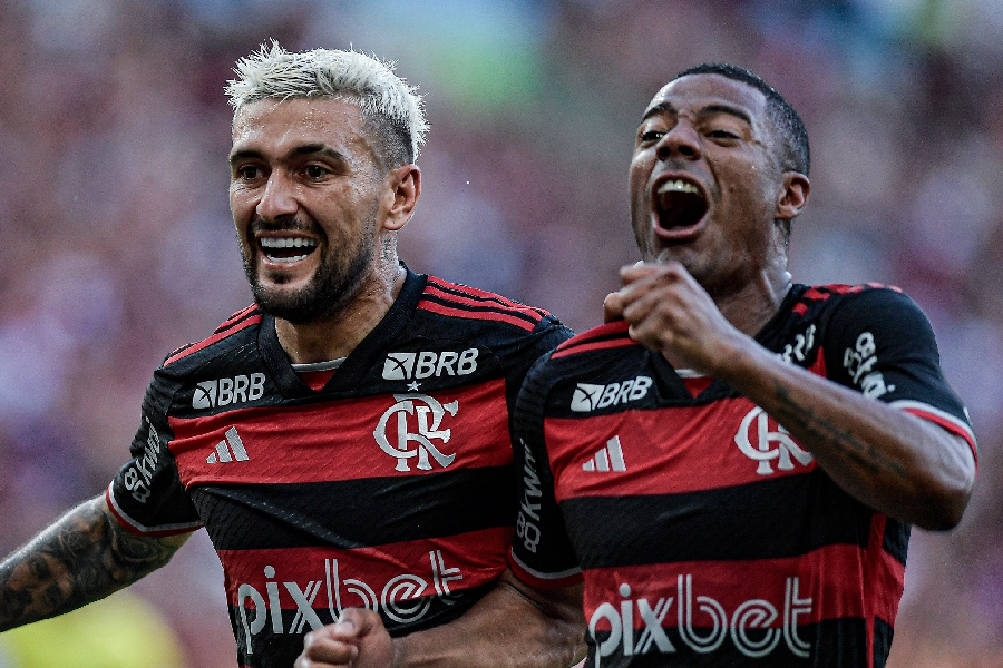 Arrascaeta e De La Cruz comemorando gol sobre o Fluminense - Thiago Ribeiro/Agif