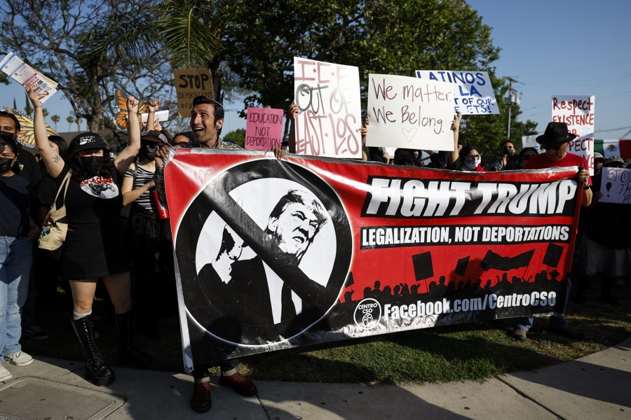 Protestos contra política de Trump ganharam as ruas dos EUA - CAROLINE BREHMAN / EFE