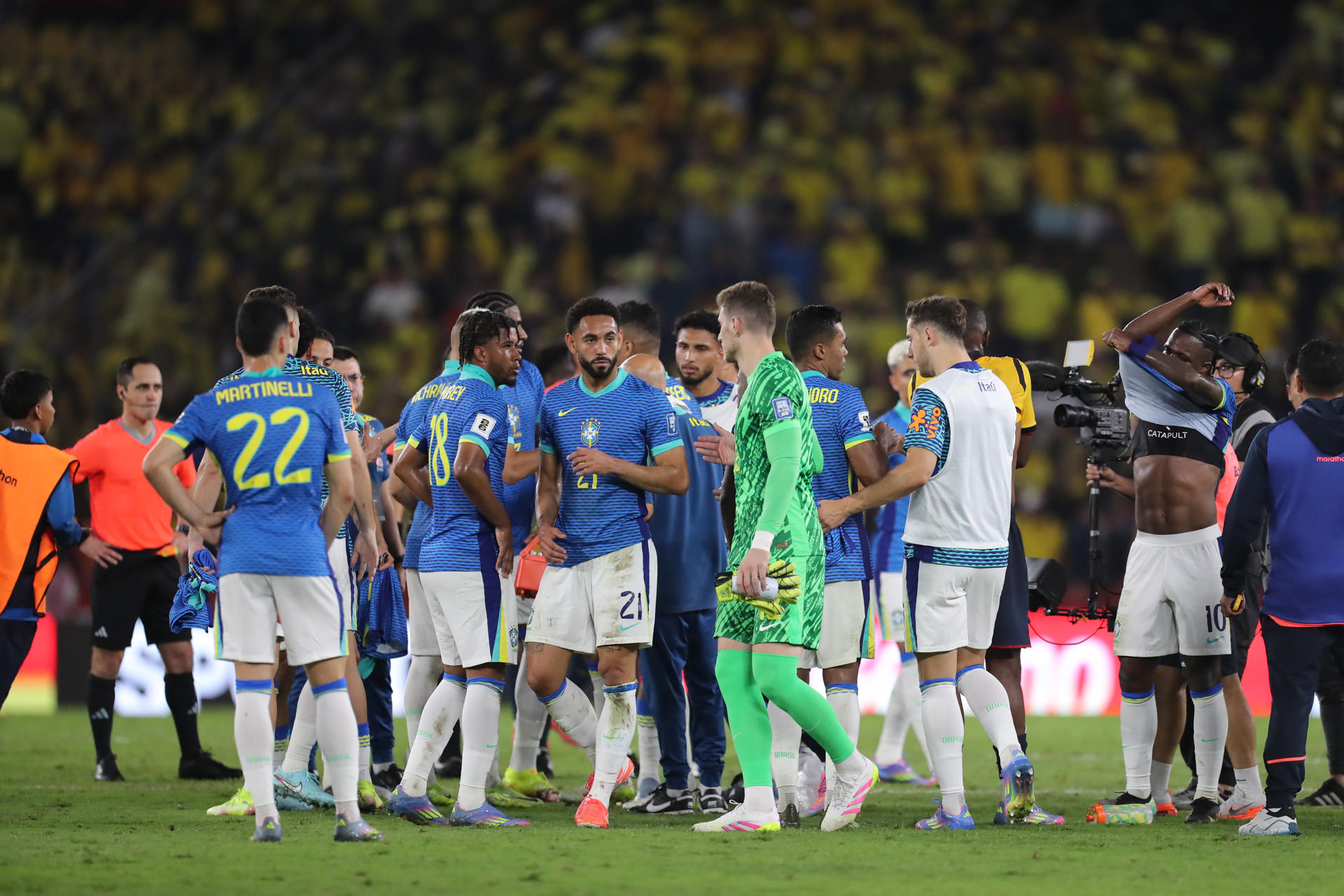No gramado, jogadores da seleção brasileira se cumprimentam após empate que teve só três finalizações a gol - José Jacome/EFE
