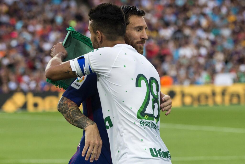 Messi e zagueiro Neto, sobrevivente do voo da LaMia 2933, se abraçam antes de amistoso no Camp Nou - Quique García/EFE