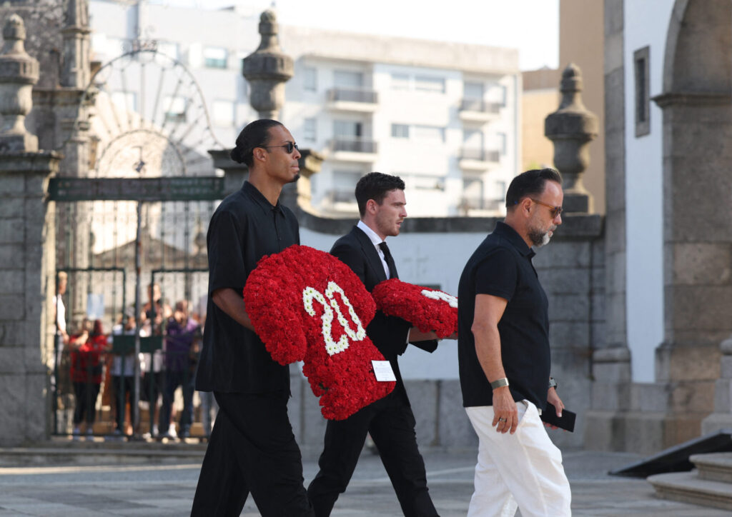 Van Dijk e Robertson homenageiam Jota e André Silva - FILIPE AMORIM / AFP