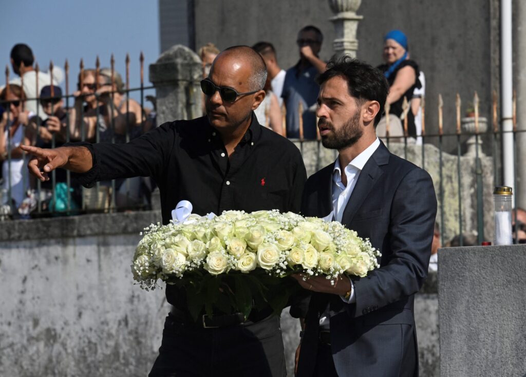 Bernardo Silva homenageia Jota com rosas brancas - MIGUEL RIOPA / AFP
