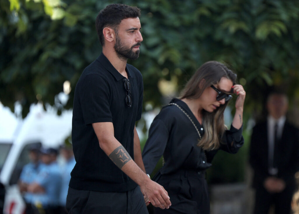 Bruno Fernandes se despede de Diogo Jota - FILIPE AMORIM / AFP