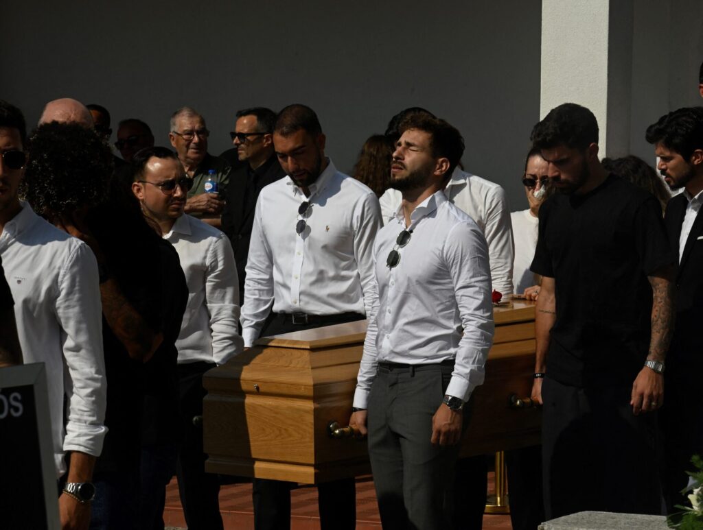 Ex-companheiros de Jota seguram caixão - MIGUEL RIOPA / AFP
