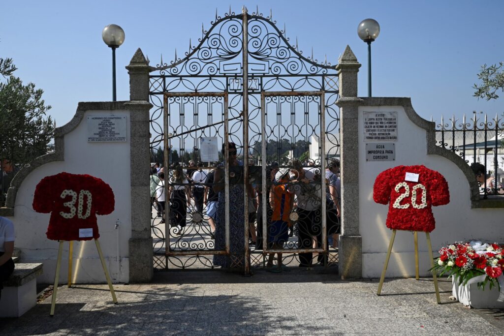 Cemitério tem homenagens e público acompanha enterro - MIGUEL RIOPA / AFP