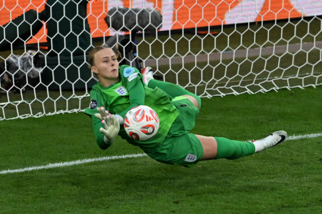 Hannah Hampton defendeu cobrança de Bonmatí, a melhor jogadora do mundo e da Euro - Miguel MEDINA / AFP)