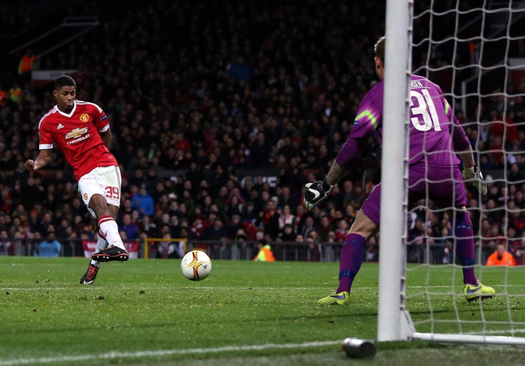 Rashford anota seu primeiro gol como profissional pelo United - EFE/NIGEL RODDIS