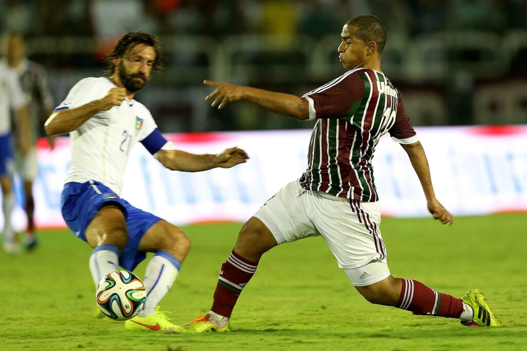 Pirlo e Walter dividem bola em Itália x Fluminense - EFE/ Antonio Lacerda