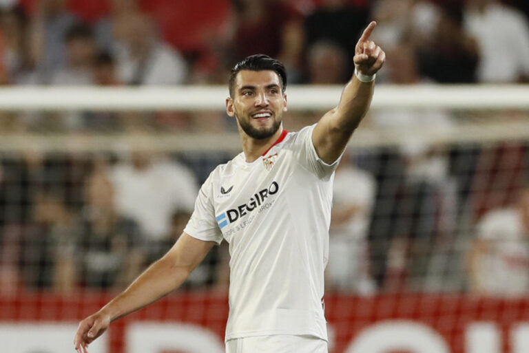 Quem é Rafa Mir, atacante espanhol e novo alvo do Botafogo