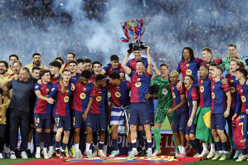 Barcelona levanta o troféu de LaLiga - EFE/ Toni Albir
