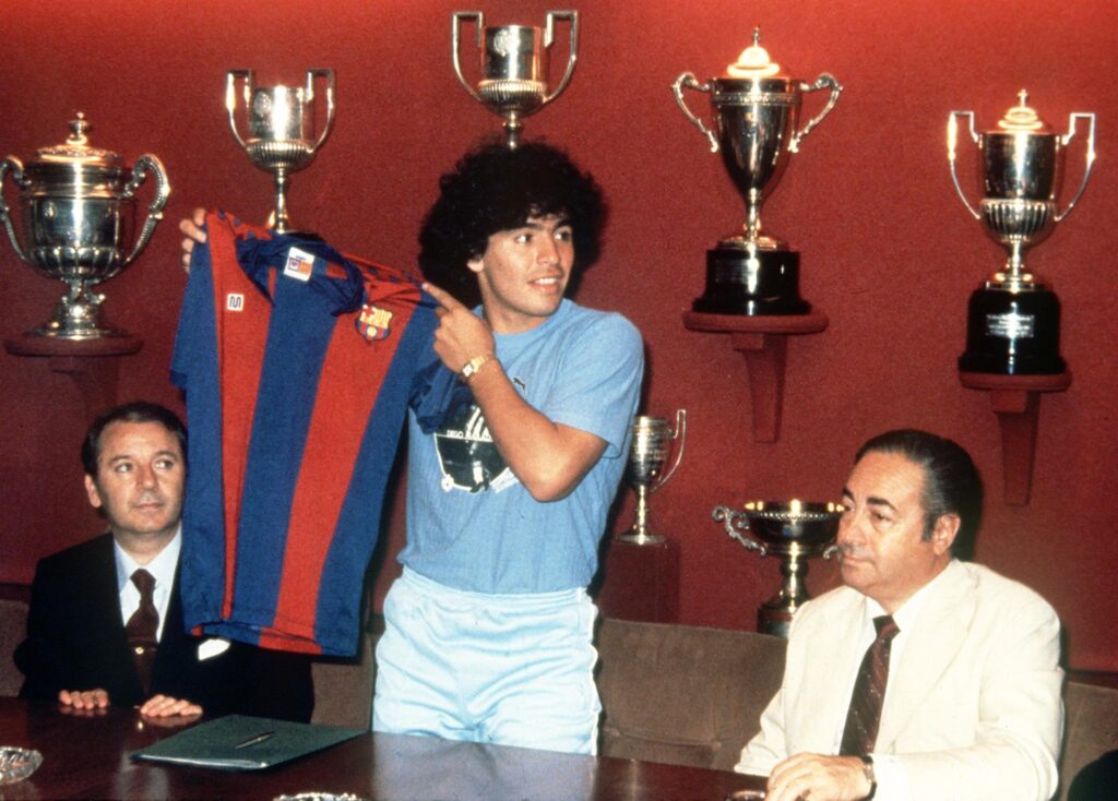 Maradona teve passagem curta e polêmica em Barcelona - EFE