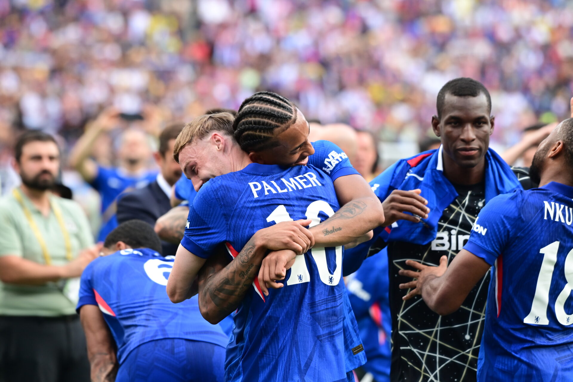 Palmer e João Pedro celebram o título mundial do Chelsea - Alexandre Battibugli/PLACAR