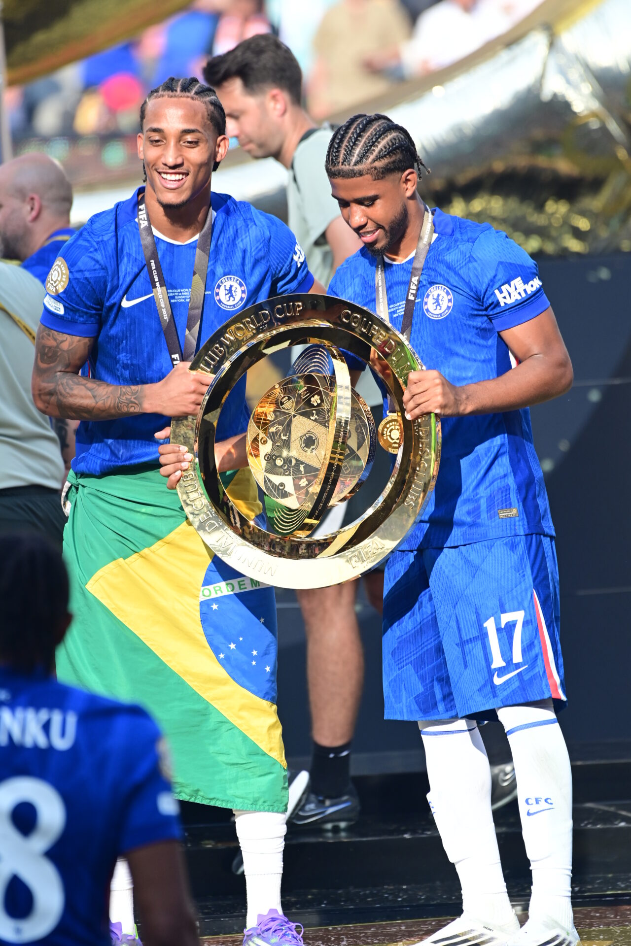 João Pedro e Andrey Santos com o troféu de campeão mundial - Alexandre Battibugli/PLACAR